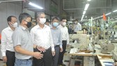 Vice Chairman of the HCMC People's Committee Ngo Minh Chau leads a delegation to inspect the epidemic prevention and control works at Phong Phu Home Textile Joint Stock Company in Thu Duc City. (Photo: SGGP)