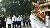 State President Nguyen Xuan Phuc and HCMC’s leaders offer incenses and flowers to the fallen soldiers at the Ben Duoc Monument Temple for Martyrs in Cu Chi District. (Photo: SGGP)