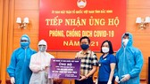 The Vietnam Theater Artists' Association hands over the donation to Bac Ninh Province. (Photo: SGGP)