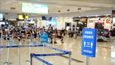 Passengers are instructed to maintain a distance of at least 2 metres from each other at HCM City's Tan Son Nhat International Airport. (Photo: VNA)
