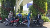 Many app-based motorbike drivers cope with life's challenges during pandemic. (Photo: SGGP)