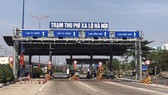 The Hanoi National Highway toll station suspends cash collection. (Photo: SGGP)