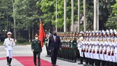 Defense Minister General Phan Van Giang and US Secretary of Defence Lloyd Austin inspect the guard of honour of the Vietnam People's Army at the welcome ceremony in Hanoi (Photo: SGGP)