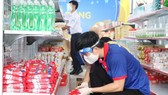 HCMC allows supermarket, convenience store employees to travel after 6 pm. (Photo: SGGP)