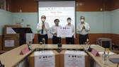 Professor Nguyen Thien Nhan (L) and representatives of HCMC authorities, HCMC Pasteur Institute and VGU attend the receiving event. (Photo: SGGP)