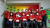 Members of the Vietnamese delegation at the Tokyo 2020 Paralympic Games pose for a group photo at the Paralympic Village (Photo: VNA)