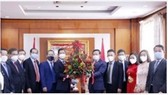 Lao Foreign Ministry officials visit Vietnamese embassy in Vientiane to extend greetings on National Day of Vietnam. (Photo: VNA)