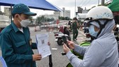 Residents provide QR Code for the “inner-city transport” at a Covid-19 checkpoint. (Photo: SGGP)