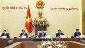 National Assembly Chairman Vuong Dinh Hue  (middle) chairs the meeting (Photo: VNA)