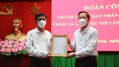 Chairman of the People’s Committee of HCMC Phan Van Mai (R) hands over a letter of thanks to Soc Trang for the province's support to the city's Covid-19 fight. (Photo: SGGP)
