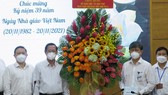 hairman of the People’s Committee of HCMC Phan Van Mai (2nd, L) and Vice Chairman Duong Anh Duc (L) visit the municipal Department of Training and Education on the occasion of the 39th anniversary of Vietnamese Teachers’ Day.