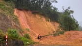 The National Road 27C is cut off by a landslide. (Photo: SGGP)