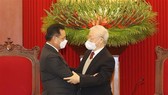 Party General Secretary Nguyen Phu Trong (R) and Chairman of the Lao National Assembly Xaysomphone Phomvihane at their meeting in Hanoi on December 7 (Photo: VNA)