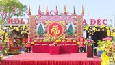 Vice Chairwoman of the People’s Committee of Sa Dec City, Vo Thi Binh (R) speaks at the ceremony.