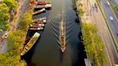 Boats carrying flowers run along Kenh Te canal and dock at Binh Dong pier. (Photo: Sggp)