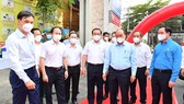 State President Nguyen Xuan Phuc and Party, State and HCMC leaders offer 1,570 Tet gifts to healthcare professionals and frontline forces, children orphaned by the pandemic and workers in Thu Duc City.