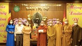 Chairwoman of the HCMC People’s Council Nguyen Thi Le extends Tet greetings to the Vietnam Buddhist Sangha (VBS) Central Committee.