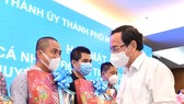 Secretary of the Party Committee of HCMC Nguyen Van Nen presents gifts to drivers.