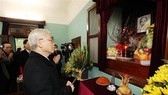 Party General Secretary Nguyen Phu Trong offers incense in tribute to President Ho Chi Minh at House 67. (Photo: VNA)