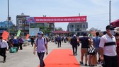 The first high-speed ferry service connecting Da Nang City and Ly Son island carries more than 350 passengers on its first trip on April 9.