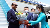 Speaker of the Indian Lok Sabha Om Birla and his entourage arrive in Hanoi at noon on April 19. (Photo: VNA)