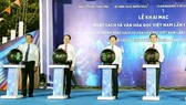 Secretary of the HCMC Party Committee Nguyen Van Nen (R) and Chairman of the municipal People’s Committee Phan Van Mai (L) and delegates click the button to open the first Vietnam Book and Reading Culture Day 2022 in HCMC.
