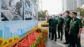 Photo exhibition celebrating 47 years of the South Liberation and National Reunification Day takes place on Nguyen Hue Street.