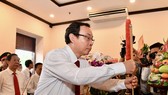 HCMC Party Committee Secretary Nguyen Van Nen offers incense in tribute to late President Ho Chi Minh. (Photo: SGGP)