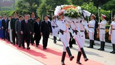 The delegation of HCMC's leaders lays a wreath at a monument dedicated to unknown martyrs in Vientiane. (Photo: SGGP)