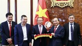 President Nguyen Xuan Phuc on May 28 hosted a reception for head coaches of Vietnamese men’s and women’s football squads. (Photo: VNA) ​