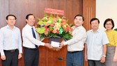 Chairman of the HCMC People’s Committee Phan Van Mai  (2nd, R) visits the editorial office of Vietnam News Agency (VNA) in HCMC on the occasion of the 97th anniversary of the Vietnam Revolutionary Press Day. (Photo: SGGP)