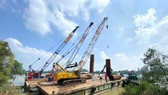 Construction of the Bach Dang Bridge connecting Binh Duong and Dong Nai provinces