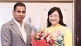 Mumbai civic chief IS Chahal (L) receives Vice Chairwoman of the HCMC People’s Committee Phan Thi Thang (R). (Photo: SGGP)