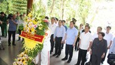 National Assembly Chairman Vuong Dinh Hue offers incense at the Dong Loc Crossroads historic site  (Photo:SGGP)