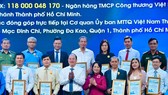 Vice Secretary of the HCMC Party Committee Nguyen Ho Hai and Chairwoman of the Vietnam Fatherland Front (VFF) of HCMC Tran Kim Yen receive donations from organizations and individuals. (Photo: SGGP)