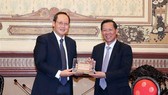 Phan Van Mai, Chairman of the HCMC People's Committee (right) hands over a souvenir to Tan See Leng, Singapore’s Minister for Manpower and Second Minister for Trade and Industry. (Photo: VNA)