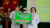 The Sai Gon Giai Phong Newspaper donates VND30 million to the center.