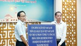 The HCMC Committee for Overseas Vietnamese Affairs hands over medical supplies to Thu Duc City General Hospital.
