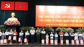 Former Deputy Prime Minister Truong Hoa Binh and leaders of HCMC prsents 100 scholarships to children of officers and soldiers of the city’s armed forces.