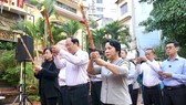 Vice Secretary of the HCMC Party Committee Nguyen Ho Hai and leaders of the city offer incense to  Grand Lord Hung Dao.