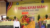 Vice Secretary of the HCMC Party Committee Nguyen Ho Hai (L) offers flowers to the Vietnam Buddhist Academy in HCMC on the opening ceremony of the new school year 2022-2023.