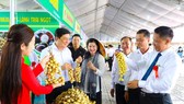 Can Tho City's leaders visit a display booth of fruits.