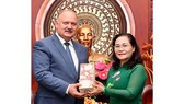 Chairwoman of the HCMC People’s Council Nguyen Thi Le offers a gift to Mr. Nikolai Bondarenko, Deputy Chairman of the Legislative Assembly of Saint Petersburg, Russia.