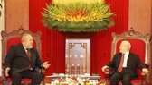 General Secretary of the Communist Party of Vietnam Nguyen Phu Trong (right) and Cuban Prime Minister Manuel Marrero Cruz. (Photo: VNA)