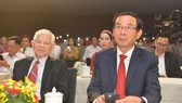 Secretary of the HCMC Party Commitee Nguyen Van Nen (R) sends a text message to donate to the fund.