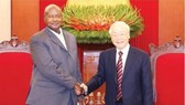 Vietnamese Party General Secretary Nguyen Phu Trong (R) and visiting Ugandan President Yoweri Kaguta Museveni (Photo: VNA)