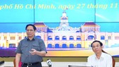 Prime Minister Pham Minh Chinh (L) speaks at the meeting.