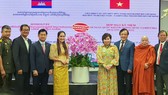Hội hữu nghị Việt Nam - Campuchia TPHCM tặng hoa cho Tổng Lãnh sự quán Campuchia
