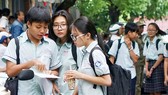 Thí sinh bàn luận sau khi kết thúc môn thi tiếng Anh tại hội đồng thi Nguyễn Thị Thập, quận 7 trong kỳ thi tuyển sinh lớp 10 năm học 2018-2019
