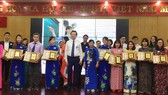 Giám đốc Sở GD-ĐT TPHCM Lê Hồng Sơn (áo trắng, thứ 5 từ trái qua) trao bằng khen cho 31 giáo viên dạy giỏi cấp TP  hệ giáo dục thường xuyên.